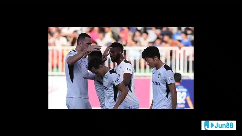 Cầu thủ Botosani trong trận đấu căng thẳng trước Arges