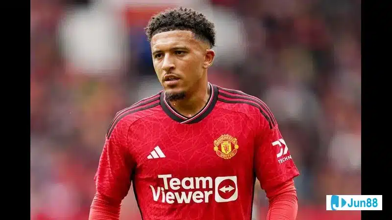 Jadon Sancho trong màu áo đội bóng so sánh với cầu thủ Jadon Sancho trong màu áo đội bóng so sánh với cầu thủ