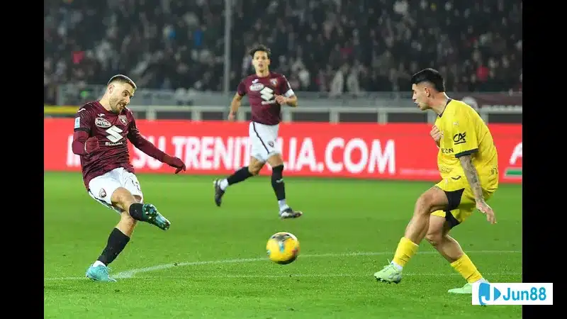 Cầu thủ Parma với sự quyết tâm chống lại cầu thủ Torino trong trận đấu bóng đá