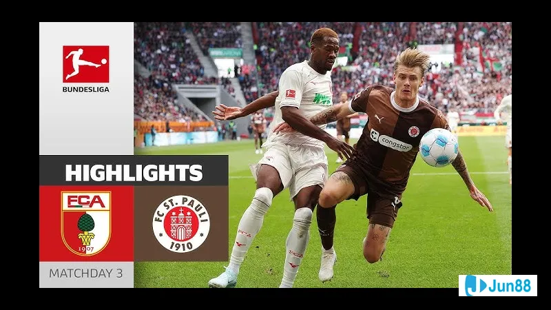 Các cầu thủ St. Pauli và Augsburg tranh chấp quả bóng trên sân cỏ
