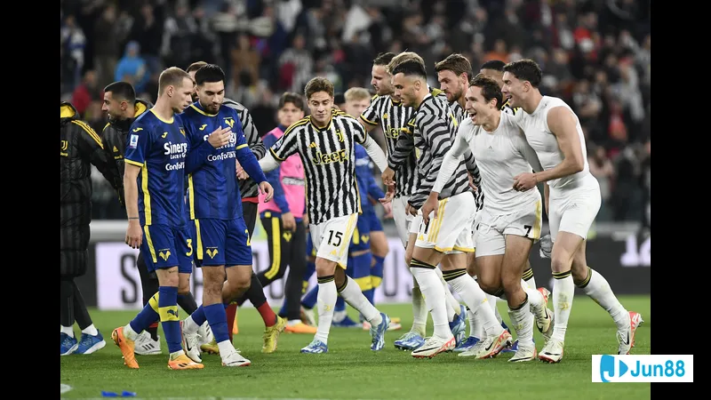 Cầu thủ Juventus điều khiển bóng trước hàng phòng ngự Verona Cầu thủ Juventus điều khiển bóng trước hàng phòng ngự Verona