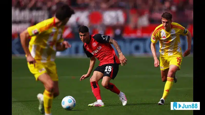 Cầu thủ Bayer Leverkusen chiến đấu quyết liệt để giành bóng từ cầu thủ Union Berlin Cầu thủ Bayer Leverkusen chiến đấu quyết liệt để giành bóng từ cầu thủ Union Berlin