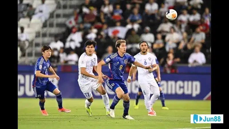 Cầu thủ Nhật Bản dũng cảm giữ bóng trước sức ép của cầu thủ Paraguay